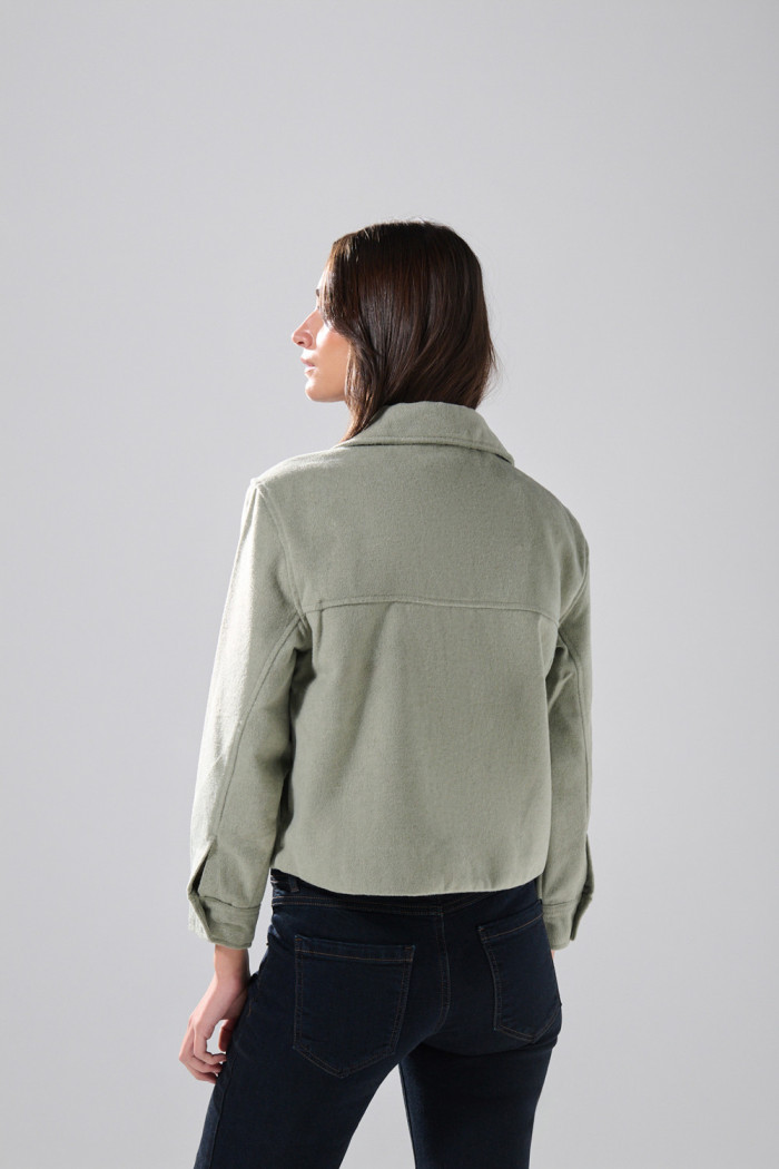 Chaqueta unicolor con doble bolsillo y cuello trucker
