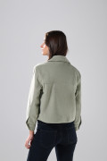 Chaqueta unicolor con doble bolsillo y cuello trucker
