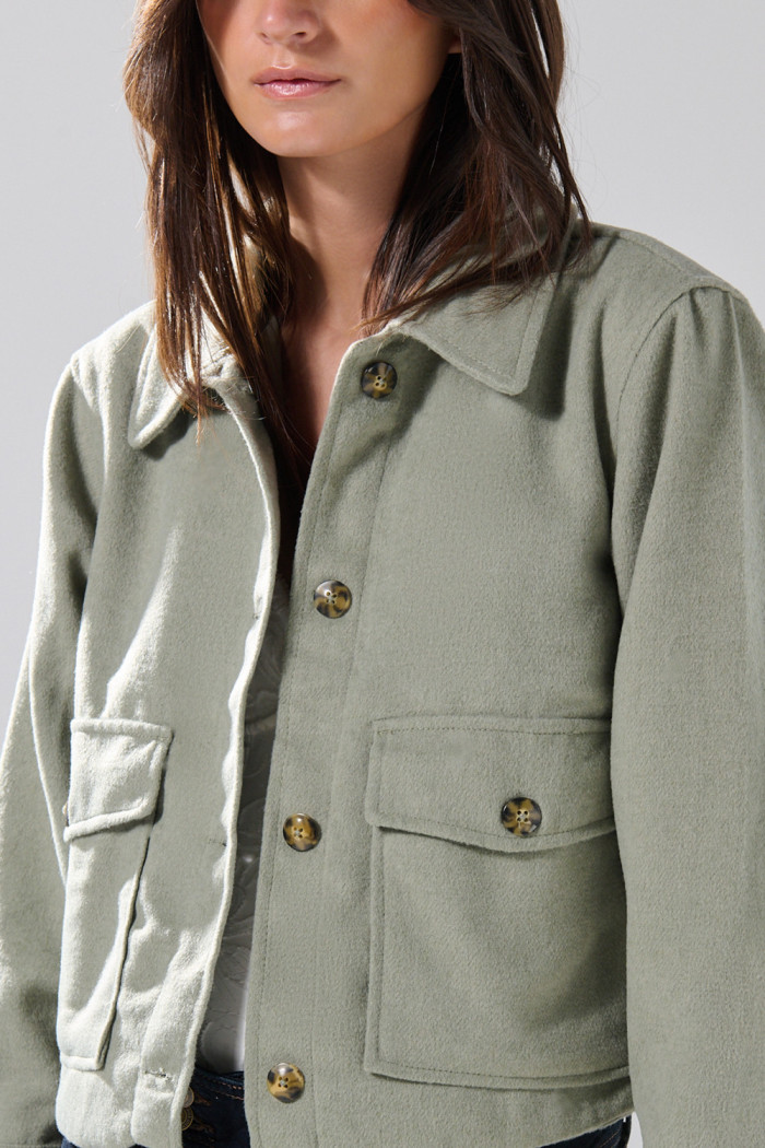 Chaqueta unicolor con doble bolsillo y cuello trucker