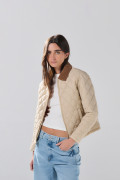 Chaqueta crema clara acolchada con cuello trucker y rombos