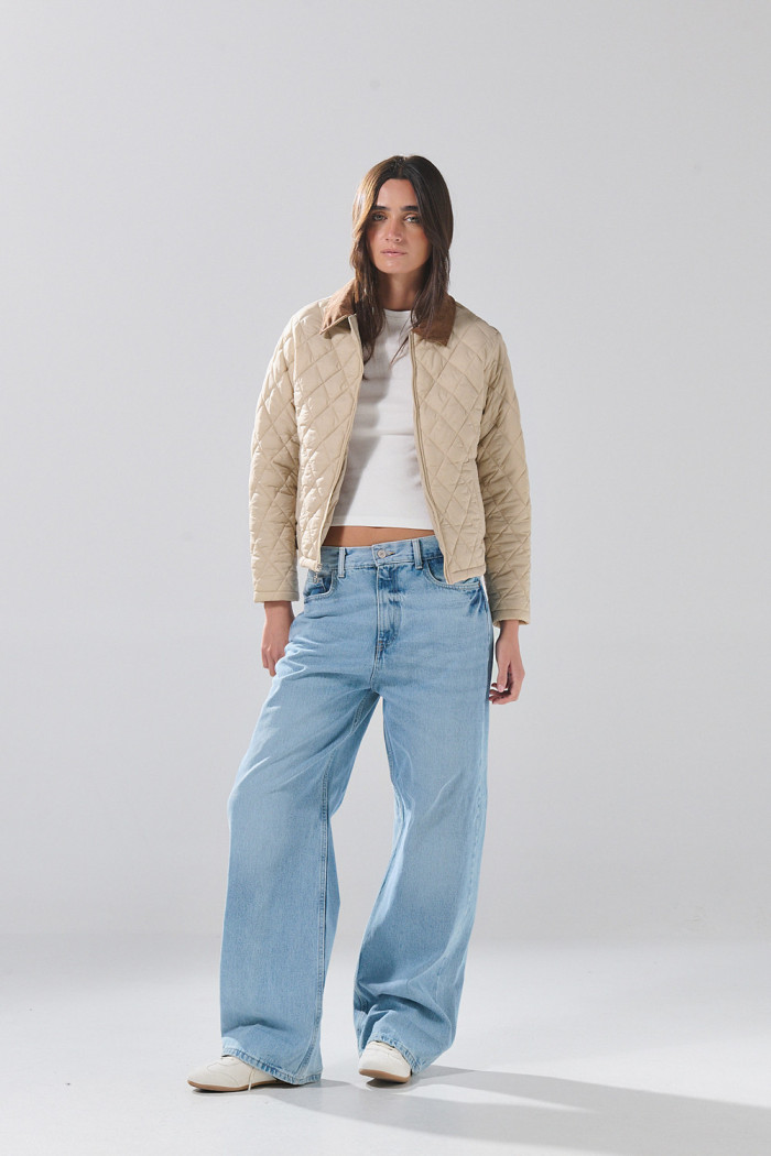 Chaqueta crema clara acolchada con cuello trucker y rombos