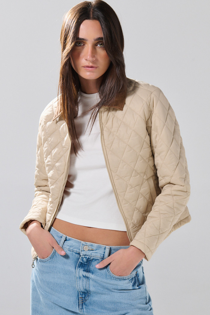 Chaqueta crema clara acolchada con cuello trucker y rombos
