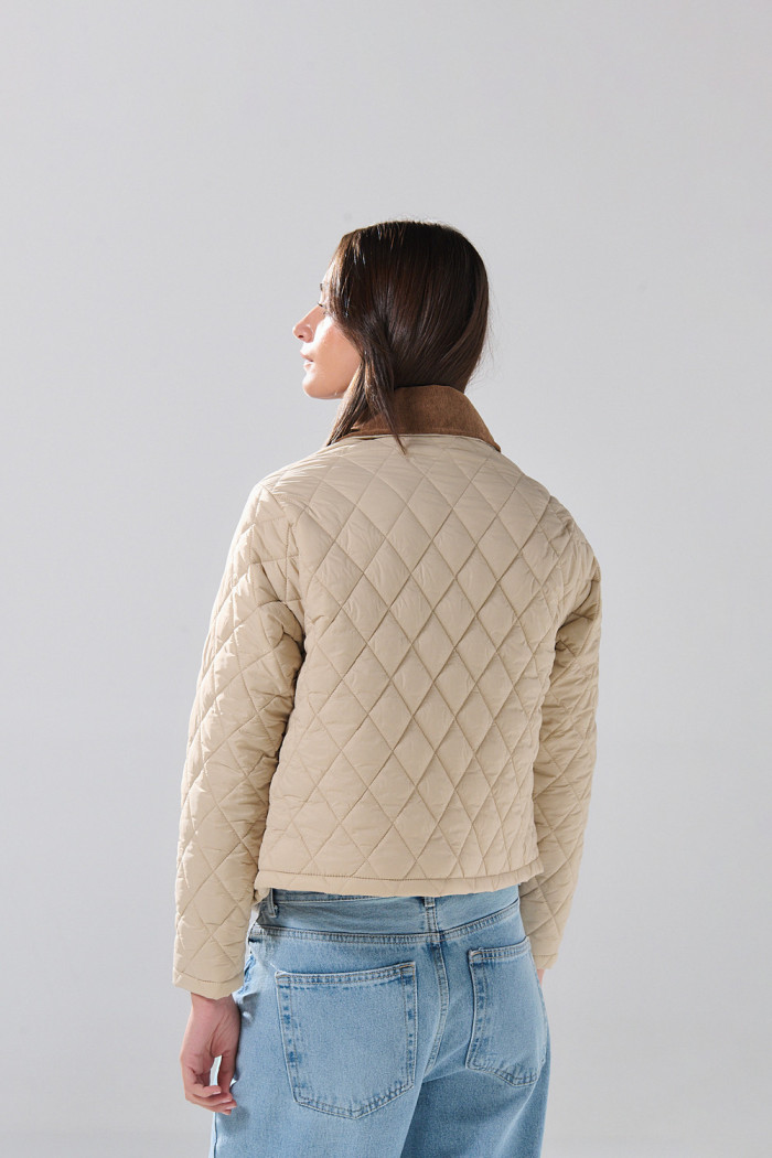 Chaqueta crema clara acolchada con cuello trucker y rombos