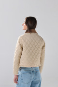 Chaqueta crema clara acolchada con cuello trucker y rombos