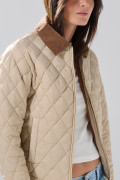 Chaqueta crema clara acolchada con cuello trucker y rombos