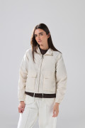 Chaqueta crop liviana negra con cuello alto y bolsillos