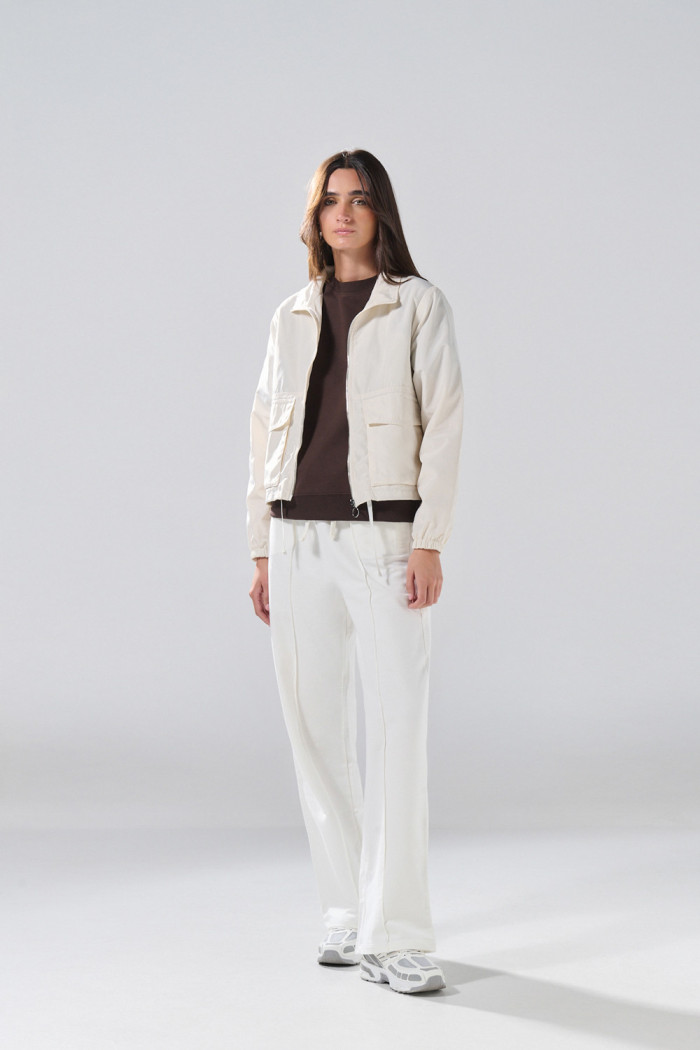Chaqueta crop liviana negra con cuello alto y bolsillos
