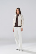 Chaqueta crop liviana negra con cuello alto y bolsillos