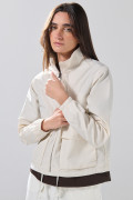 Chaqueta crop liviana negra con cuello alto y bolsillos