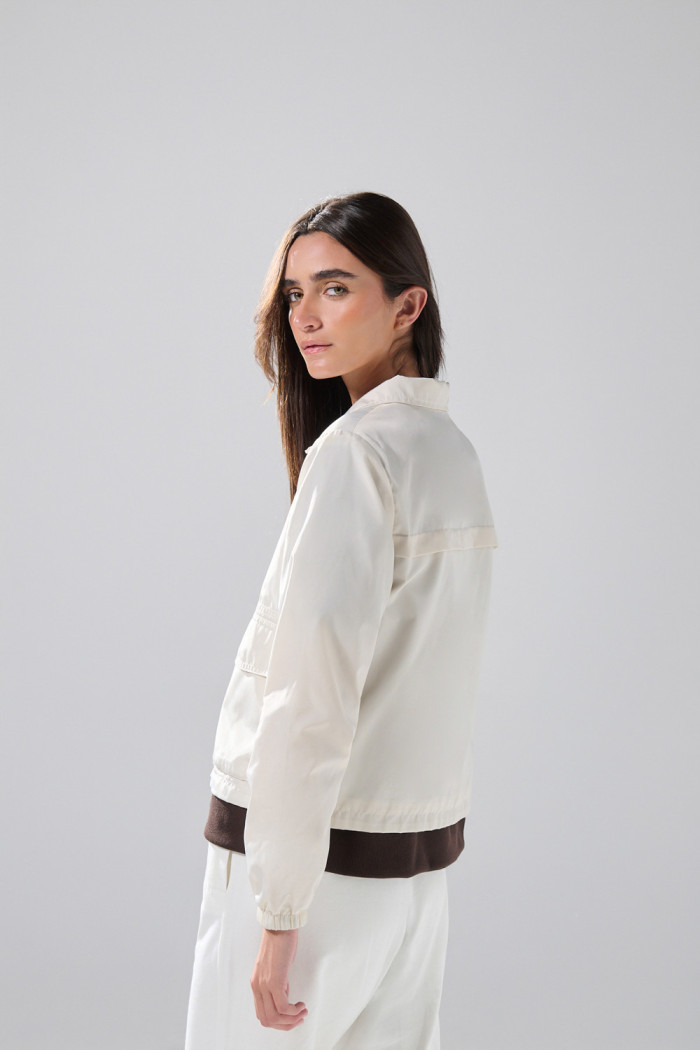 Chaqueta crop liviana negra con cuello alto y bolsillos