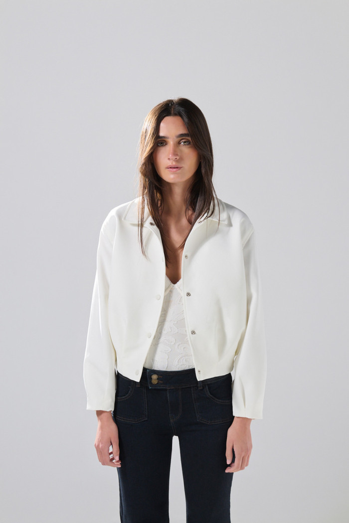 Chaqueta crop cazadora blanca con cuello trucker
