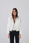 Chaqueta crop cazadora blanca con cuello trucker
