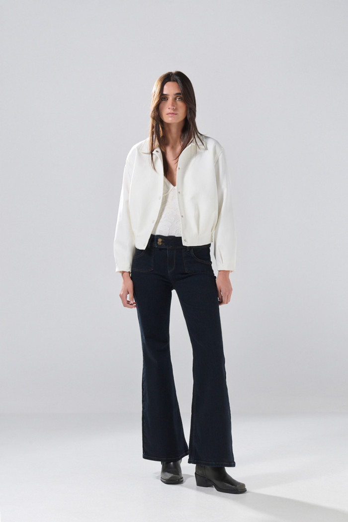 Chaqueta crop cazadora blanca con cuello trucker
