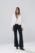 Chaqueta crop cazadora blanca con cuello trucker
