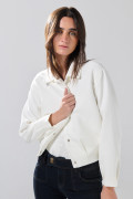 Chaqueta crop cazadora blanca con cuello trucker
