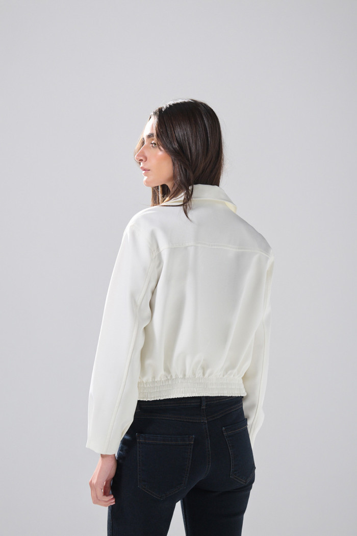 Chaqueta crop cazadora blanca con cuello trucker
