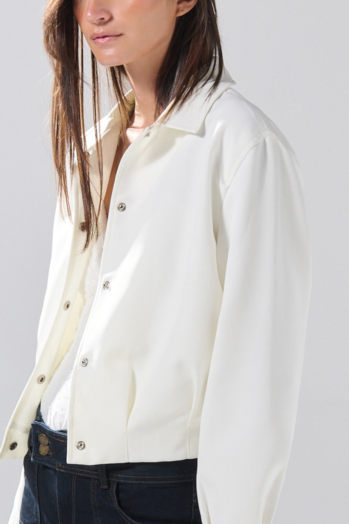 Chaqueta crop cazadora blanca con cuello trucker
