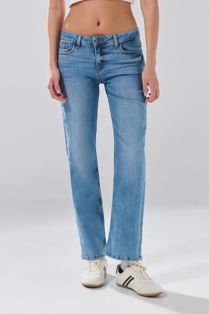 Jean azul medio straight leg con tiro alto y desgastes
