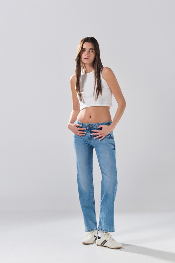 Jean azul medio straight leg con tiro alto y desgastes
