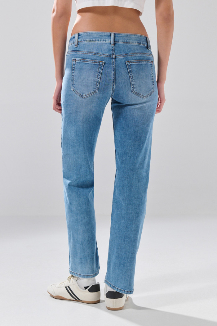 Jean azul medio straight leg con tiro alto y desgastes
