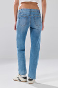 Jean azul medio straight leg con tiro alto y desgastes

