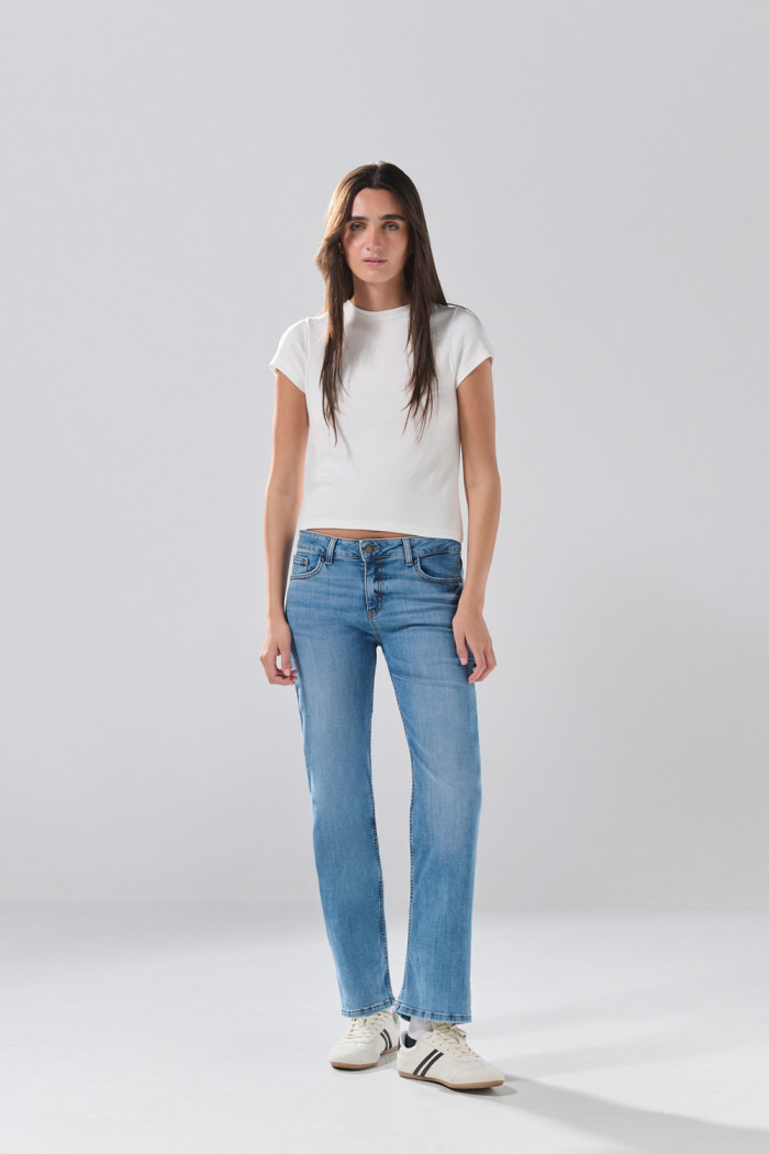 Jean straight leg azul medio bota recta con tiro alto
