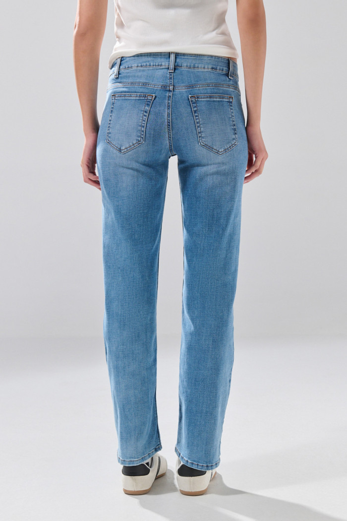 Jean straight leg azul medio bota recta con tiro alto
