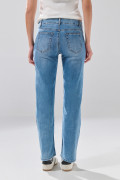 Jean straight leg azul medio bota recta con tiro alto
