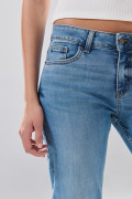 Jean straight leg azul medio bota recta con tiro alto
