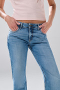 Jean straight leg azul medio infaltables con bota recta
