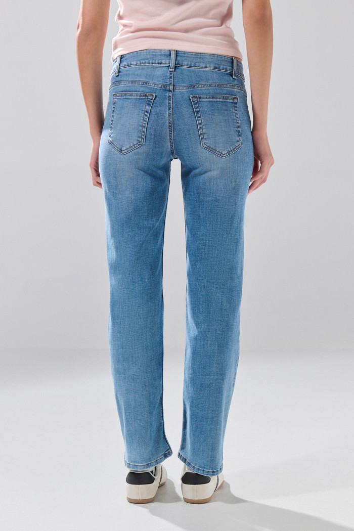 Jean straight leg azul medio infaltables con bota recta

