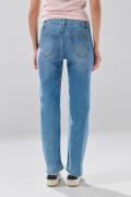 Jean straight leg azul medio infaltables con bota recta
