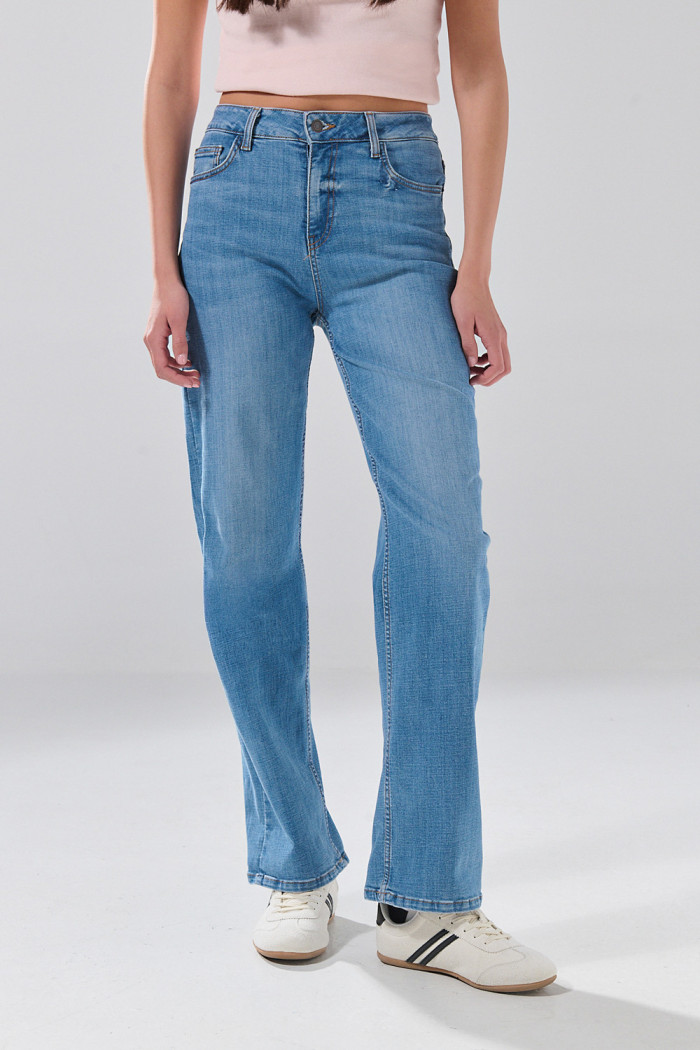 Jean azul medio infaltables straight leg con tiro bajo
