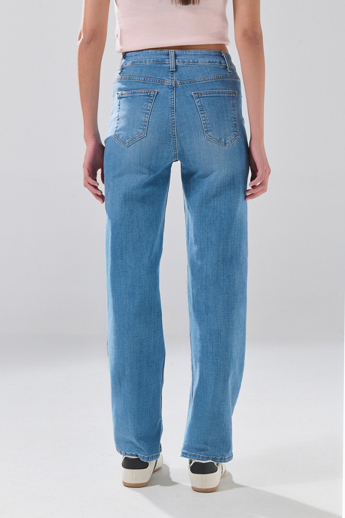 Jean azul medio infaltables straight leg con tiro bajo
