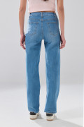 Jean azul medio infaltables straight leg con tiro bajo
