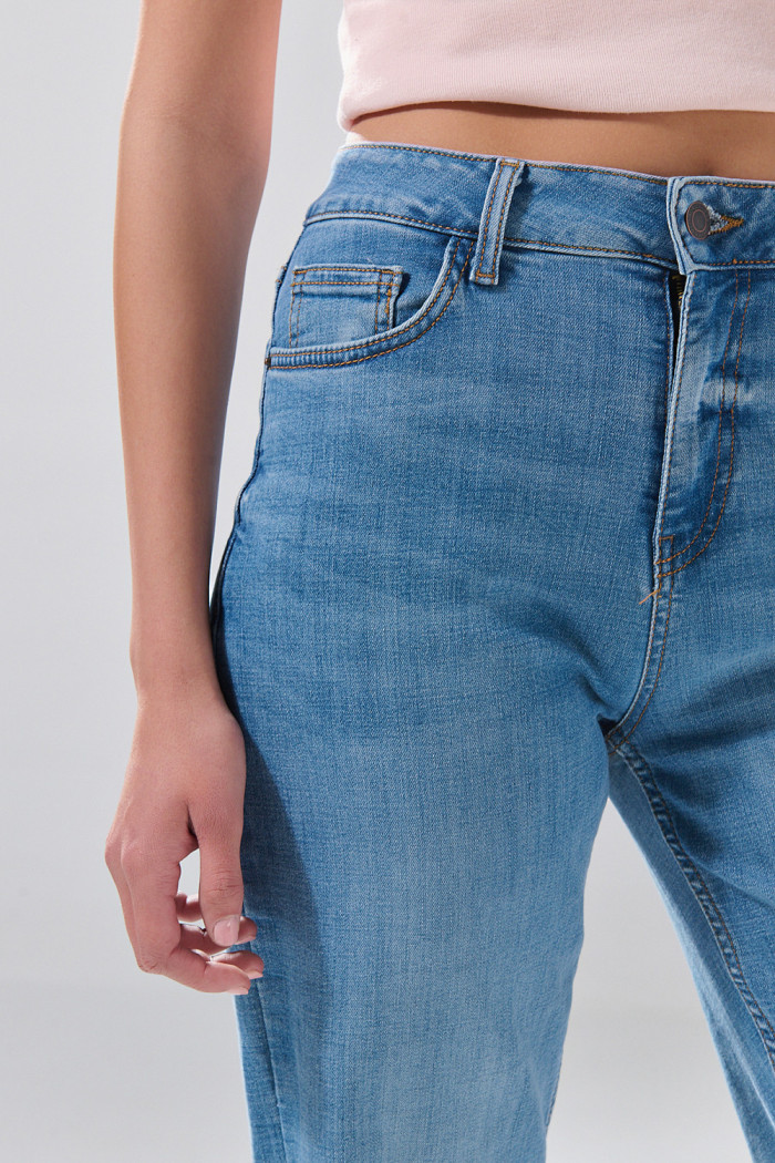 Jean azul medio infaltables straight leg con tiro bajo
