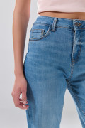 Jean azul medio infaltables straight leg con tiro bajo
