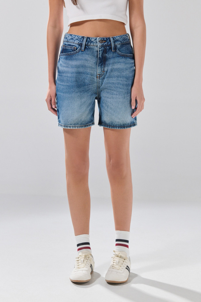 Short azul medio de jean con tiro súper alto
