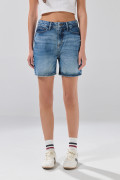 Short azul medio de jean con tiro súper alto
