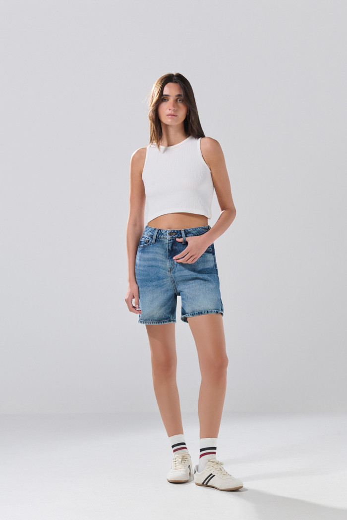 Short azul medio de jean con tiro súper alto
