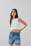 Short azul medio de jean con tiro súper alto
