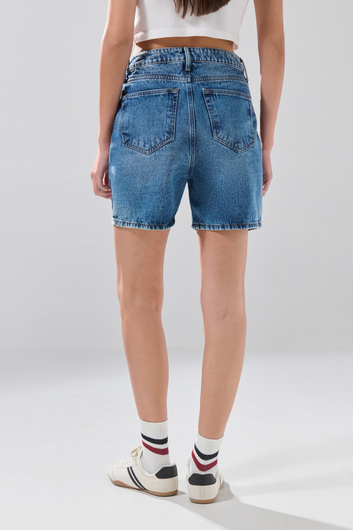 Short azul medio de jean con tiro súper alto

