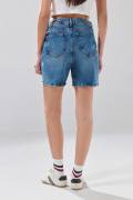 Short azul medio de jean con tiro súper alto
