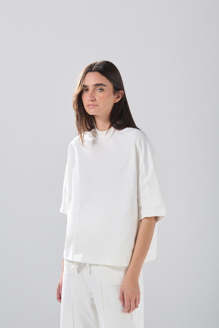 Camiseta unicolor manga corta oversize con corte posterior

