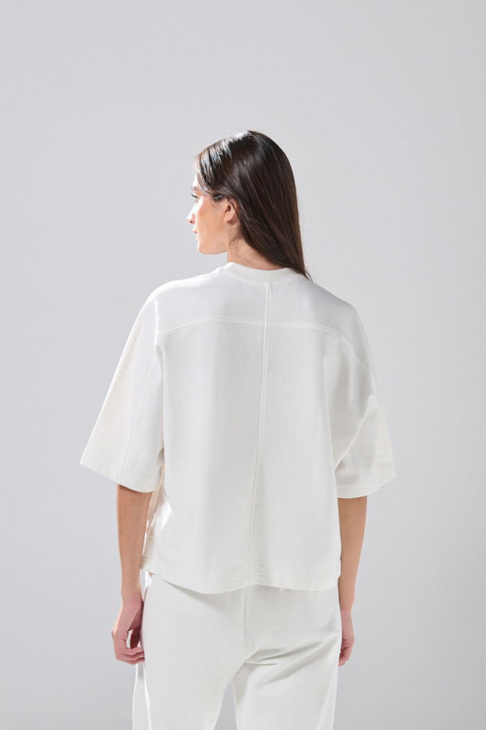 Camiseta unicolor manga corta oversize con corte posterior
