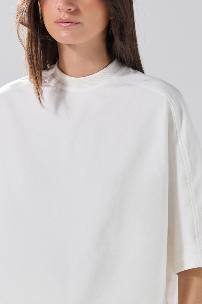 Camiseta unicolor manga corta oversize con corte posterior
