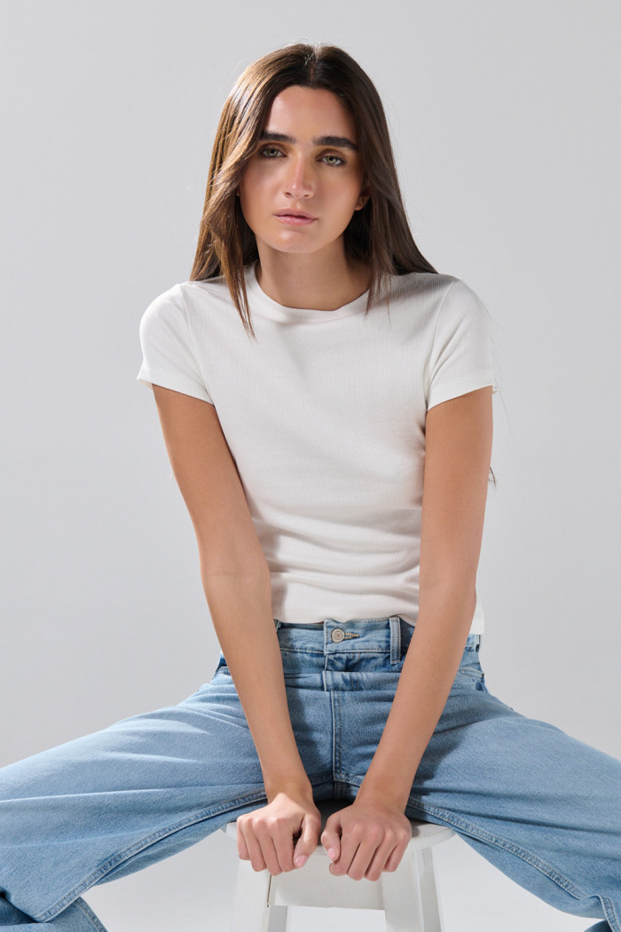 Camiseta en rib infaltables unicolor con manga corta
