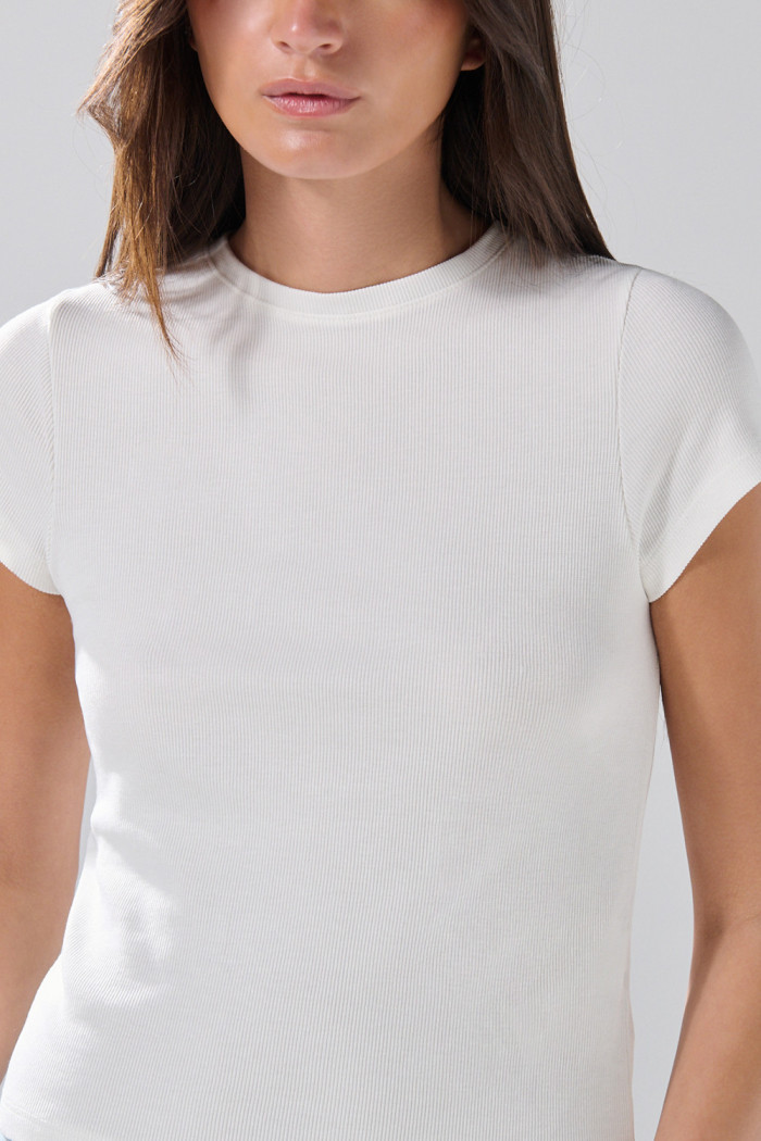 Camiseta en rib infaltables unicolor con manga corta
