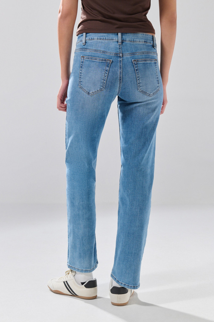 Jean azul straight leg bota recta infaltables con tiro alto
