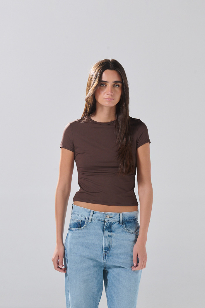 Camiseta cuello redondo unicolor infaltables ajustada
